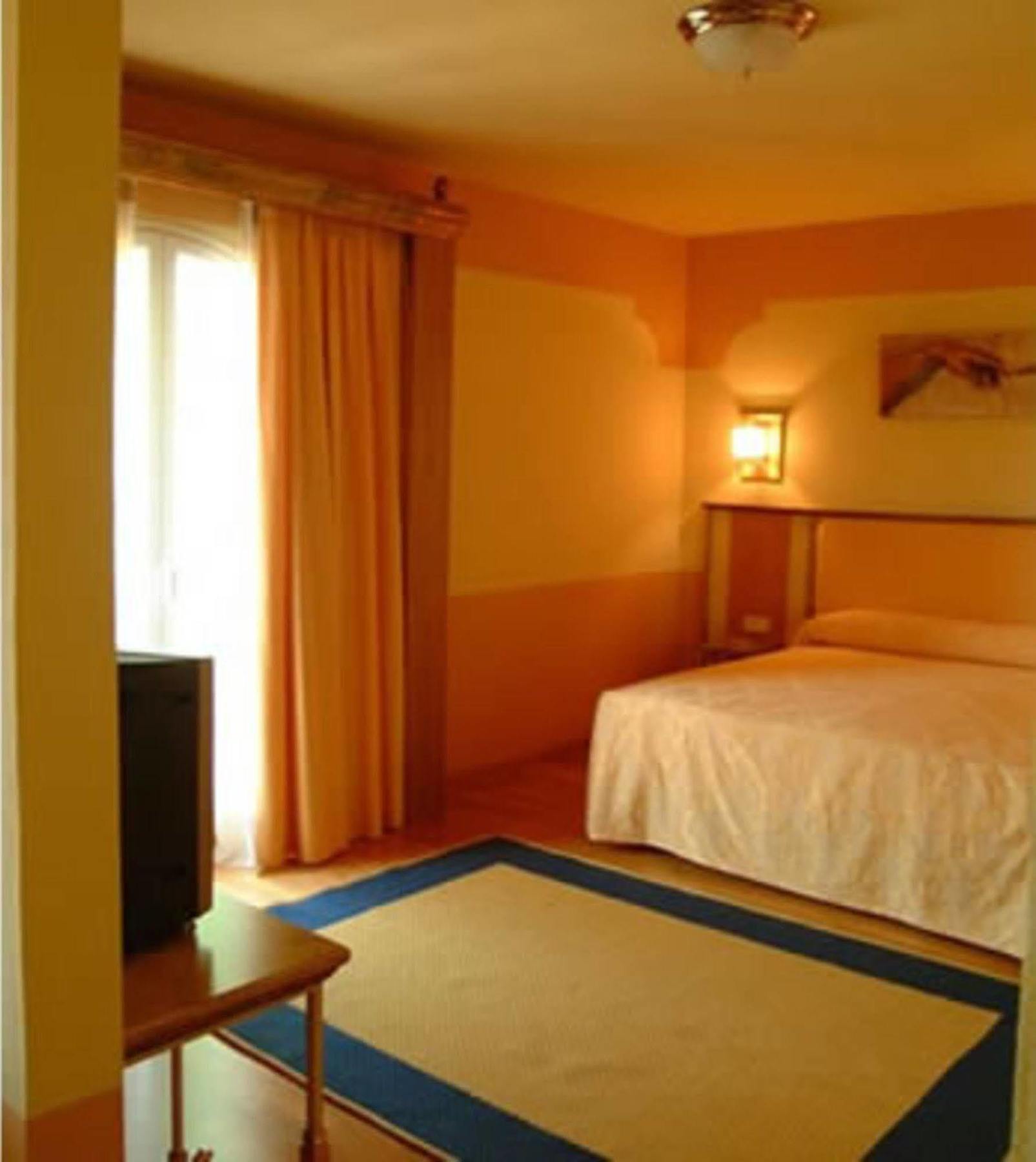 Hotel Fuente Las Piedras Кабра Экстерьер фото