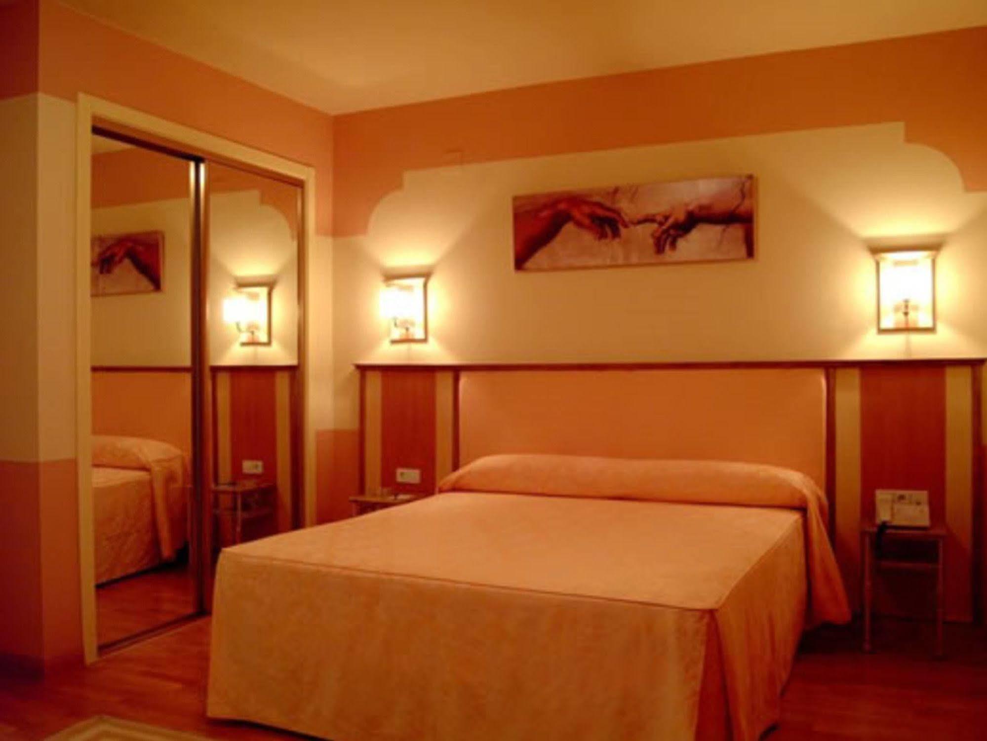 Hotel Fuente Las Piedras Кабра Экстерьер фото
