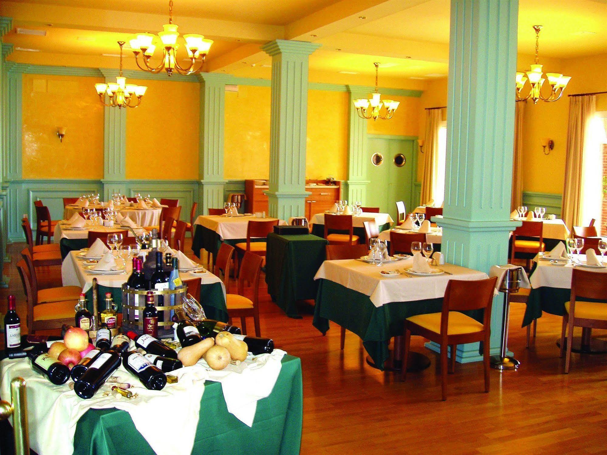 Hotel Fuente Las Piedras Кабра Экстерьер фото